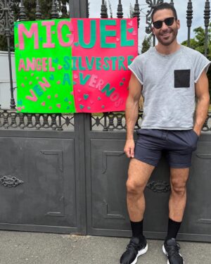 Miguel Ángel Silvestre Instagram - Todos los días cuando voy a trabajar me encuentro con esta bonita pancarta. 
He venido a saludaros y estabais en clase. 
Un beso fuerte para tod@s los alumn@s del 
Anita Conrad School de Firgas. Gran Canaria.
@raquel.rome89