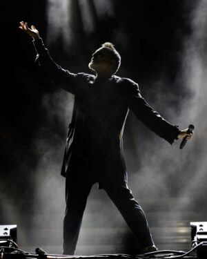 Miguel Bosé Instagram - MORIR DE AMOR …