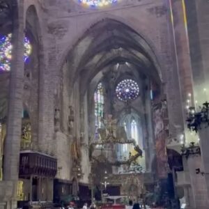 Miguel Bosé Instagram - VISITANDO LA CATEDRAL DE MALLORCA. UNA ABSOLUTA BELLEZA. MEMORABLES LAS TERRAZAS EN ALTURA BAJO SUS CONTRAFUERTES, LA CAPILLA DE BARCELÓ Y EL ROSETÓN MÁS GRANDE DEL MUNDO ENTRE LAS CATEDRALES GÓTICAS.