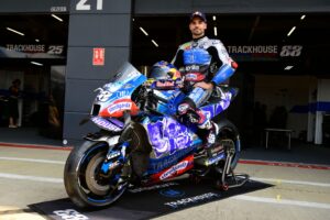 Miguel Oliveira Instagram - De volta à ação com uma Aprilia pintada de fresco para comemorar o 75º aniversário da @motogp. O cenário perfeito para curtir em Silverstone! 💪🏼
.
Back in action with a newly painted Aprilia, celebrating the 75th anniversary of MotoGP. The perfect set to have fun at Silverstone! 💪🏼

#turma88 @trackhousemotogp