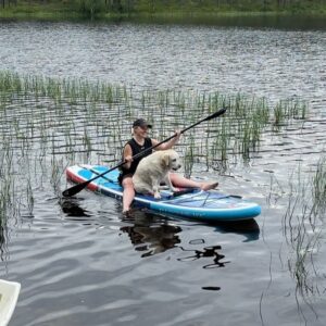 Miisa Rotola-Pukkila Instagram - Rakkain Dina, elämäni valo🤍🪽

25.4.2010-18.7.2024

Kyllä mä tiesin, että se päivä tulee olemaan edessä. Oon pelännyt sitä viimeiset pari vuotta. Oon hyvästellyt sut aina Keuruulta lähtiessä tiedostaen, että se voi olla vika kerta. Tiesin, että se päivä musertaisi mut täysin, koska meillä on aina ollut erityinen yhteys. Ollaan oltu parivaljakko. Lapsesta asti yhdessä. Puolet mun koko elämästä.

Tänä kesänä jo hetken luulin, että aiot elää ikuisesti, kun 14-vuotiaana koiravanhuksena suppailit mun kanssa mökillä ja nautit siitä silmin nähden. Oon niin onnellinen, että sait viettää elämäsi kesän lempipaikassasi mökillä ja me saatiin jakaa se vielä sun kanssa. Odotit aina aamiaispöydän vieressä kiivaasti silmiin tuijottaen, että saat tiskata meidän puurolautaset. Uitiin ja retkeiltiin. Paistettiin sulle aina oma makkaranpuolikas nuotiolla. Leikittiin sitä sun lempileikkiä, jossa yritän jahdata sua, mutta onnistumatta, koska ”Dikke on voittamaton”. 

Heinäkuun 18. se päivä koitti.
Päivä, jolloin elämäni valo muuttui tuikkivaksi tähdeksi taivaalle. Suru on edelleen niin pohjaton, että tuntuu, etten saa happea. 

Maailman rakkain Dina. Kiitos 14 yhteisestä vuodesta. Lepää rauhassa. Donna odottaa sua siellä.