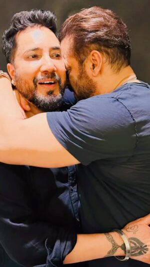 Mika Singh Instagram - What a wonderful and cozy get-together at @beingsalmankhan ’s place to celebrate @vanturiulia ’s birthday! Happy birthday, dear @vanturiulia ! May God bless you with abundant happiness, success, and good health.

@beingsalmankhan ,thank you so much for the amazing time. This hug felt like true brotherhood. 
The hit machine @realhimesh and @thesajidwajid bhai.
.
.
.
#mikasingh #salmankhan #iulia #bollywood #singers #rich #birthday #music #besttime #friends