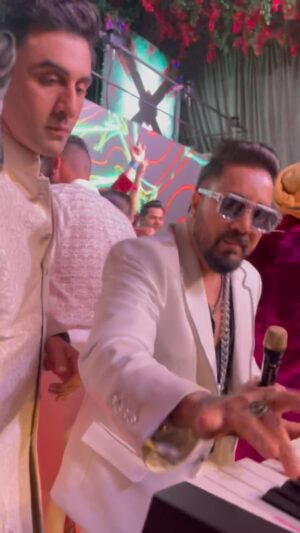 Mika Singh Instagram - Mika Singh Steals the Show at Ambani Barat with Star-Studded Finale!

In an unforgettable night of music and celebration, over 20 singers performed, but it was @mikasingh MikaSingh who stole the show with a spectacular finale at the Ambani Barat. As @mikasingh Mika took the stage, he was joined by Bollywood’s biggest stars: @iamsrk @beingsalmankhan #ranbirkapoor Kapoor, @shahidkapoor @priyankachopra , @KatrinaKaif, @aliaabhatt @ananyapanday @apdhillon @varundvn @orry @thedalermehndiofficial and Anant Ambani, creating a once-in-a-lifetime spectacle. 

The electrifying 45-minute performance was specially arranged for the Ambani family, with @mikasingh commanding an impressive fee of 3.5 crore. This grand event has set social media abuzz and is the talk of the town!
#mikasingh #mikasinghlive #salmankhan #anantradhikawedding