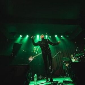 Mike Amigorena Instagram - El jueves presentamos “El Increíble Cool” mi nuevo disco. Fue una noche hermosa, a sala llena, amigos y sorpresas.

Siempre agradecido a la banda que me acompaña @fontanamartu @lluviaquieta y @dantesaulino y al equipo que hay detrás de cada producción.

En breve anunciamos la gira por Argentina, queremos llevar este disco a cada rincón del país! y nueva fecha en Capital.

El disco, que está disponible en todas las plataformas digitales, también está recibiendo mucho amor, gracias @spotifyargentina @altafonte_argentina @gonnagorecords y @dupla.agencia por eso.

Gracias @atelierpucheta por el vestuario tan impecable  y acompañarme siempre. 

Y sobre todo gracias a ustedes por el cariño! 

Las fotos son de @godymex 

Seguimossss 👠👠👠👠 ✨✨✨✨