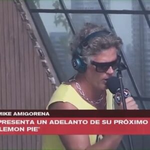 Mike Amigorena Instagram - Hoy fui a @perroscalle @urbanaplayfm a cantar Lemon pie y Tesoro y charlamos de todo lo que se viene con @andykusnetzoff @evelynbotto @nsalvarrey @sofimmartinez. Aca les dejo unos recortes pero pueden ver el video completo en mis historias! Además anunciamos fecha en CABA! En Mayo nos vemos con nuevo disco! ¿Dónde más nos vemos? Tiren data que tomo nota 📝 🤍