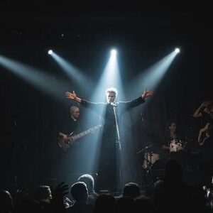 Mike Amigorena Instagram - El jueves presentamos “El Increíble Cool” mi nuevo disco. Fue una noche hermosa, a sala llena, amigos y sorpresas.

Siempre agradecido a la banda que me acompaña @fontanamartu @lluviaquieta y @dantesaulino y al equipo que hay detrás de cada producción.

En breve anunciamos la gira por Argentina, queremos llevar este disco a cada rincón del país! y nueva fecha en Capital.

El disco, que está disponible en todas las plataformas digitales, también está recibiendo mucho amor, gracias @spotifyargentina @altafonte_argentina @gonnagorecords y @dupla.agencia por eso.

Gracias @atelierpucheta por el vestuario tan impecable  y acompañarme siempre. 

Y sobre todo gracias a ustedes por el cariño! 

Las fotos son de @godymex 

Seguimossss 👠👠👠👠 ✨✨✨✨
