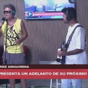 Mike Amigorena Instagram - Hoy fui a @perroscalle @urbanaplayfm a cantar Lemon pie y Tesoro y charlamos de todo lo que se viene con @andykusnetzoff @evelynbotto @nsalvarrey @sofimmartinez. Aca les dejo unos recortes pero pueden ver el video completo en mis historias! Además anunciamos fecha en CABA! En Mayo nos vemos con nuevo disco! ¿Dónde más nos vemos? Tiren data que tomo nota 📝 🤍
