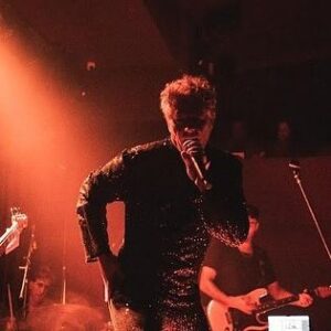 Mike Amigorena Instagram - El jueves presentamos “El Increíble Cool” mi nuevo disco. Fue una noche hermosa, a sala llena, amigos y sorpresas.

Siempre agradecido a la banda que me acompaña @fontanamartu @lluviaquieta y @dantesaulino y al equipo que hay detrás de cada producción.

En breve anunciamos la gira por Argentina, queremos llevar este disco a cada rincón del país! y nueva fecha en Capital.

El disco, que está disponible en todas las plataformas digitales, también está recibiendo mucho amor, gracias @spotifyargentina @altafonte_argentina @gonnagorecords y @dupla.agencia por eso.

Gracias @atelierpucheta por el vestuario tan impecable  y acompañarme siempre. 

Y sobre todo gracias a ustedes por el cariño! 

Las fotos son de @godymex 

Seguimossss 👠👠👠👠 ✨✨✨✨