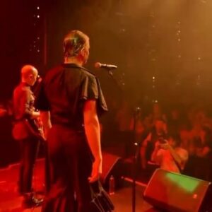 Mike Amigorena Instagram - ¡Ya está disponible TESORO versión en vivo!
Míralo completo en mi canal de YouTube (link en bio) y saca la entrada para este 30 de Mayo que lo tocaré en vivo junto a todo mi  nuevo Disco! Además festejamos mi cumple!!! Veni a soplar las velitas y ser parte de una fiesta increíble! 
Apúrate que quedan las últimas entradas 💋💚🥳🎉🎊🎁🎈🎂😘 ¿venis?