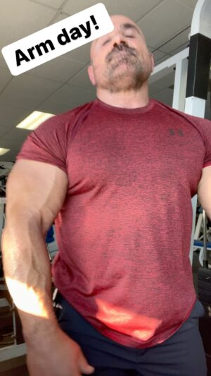 Mike Ergas Instagram - Favorite day! Arm day! Woohoo!  #armday #happyplace #gym #fitness #bodybuilding #happy #wishicpuldbringmypuppytothegym #love #gay