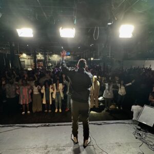Mike Signorelli Instagram - Always a great time with @mikesignorelli_ & @v1church 💪 

▶️ ‘You can overcome a lifelong 
add!ct!on with these 54 mins’