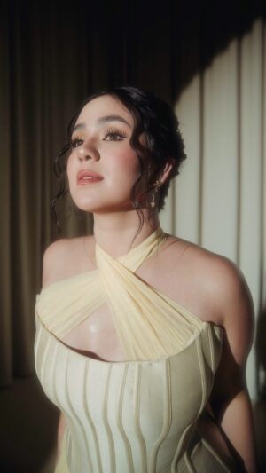Mikee Quintos Instagram - #GMAGALA2024 ✨

styled by @denisequintos 
makeup @makeupbymarben 
hair @valeriecorpuz_ 
jewelry @meidiamondjewelry 
yellow dress @denisequintos 
video @spective.ph 
director @mikoymorales
