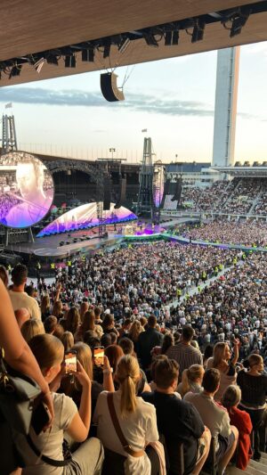 Mikko Parikka Instagram - @coldplay -huuma jatkuu eilisen jälkeen varastossa😂❤️ Ihan mieletön keikka! Mut jos Will Championil alkaa neljäs ilta Stadissa painaa ranteissa ni mä oon valmis🥁 Saa soitella😍📲 #coldplayhelsinki
