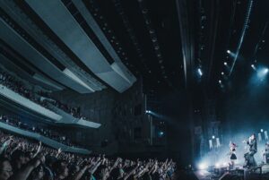 Miku Kobato Instagram - 2024.7.14🕊
BAND-MAID HALL TOUR 2024
神奈川県民ホール

早いものでホールツアー最終日から
もう6日が経ちましたっぽ。
ホールツアーはいかがでしたかっぽ？！
この日は私のEVHちゃんの
テンションが上がりすぎてしまったみたいで
2曲目から音が鳴らなくなって
サプライズでしたっぽ。w
でも、ちゃんと伝書鳩さんなので
帰ってきてくれましたっぽね。
良かったよかったっぽ。
トラブルも生ならではの特別ということで
また一つ思い出が増えましたっぽね。笑

神奈川県民ホールはあーちゃんが
学生の頃あーちゃんだった時に
出たことのある会場だったそうで、
終始嬉しそうでしたっぽ！！
思い出の場所に帰って来れるのはいつになっても
嬉しいことですっぽよね〜

今回のホールツアーセットリストは
いかがでしたっぽ？！
MV曲も多めで上がりっぱなしだったのではっぽ?!
Shamblesの頭アレンジもかっこよかったっぽ?！

そして、最後に沢山お知らせしましたっぽ🕊
🕊8.30 BAND-MAID番外編お給仕  Medium in Summer
🕊9.25 フルアルバム"Epic Narratives"リリース
🕊11月からはZepp tourも発表されましたっぽ！！

わぁ！なんて沢山！
今年後半の予定もきまりましたっぽね。
ご予約等始まっているのでお忘れ無くっぽよ！！！

It's already been 6 days 
since the last day of the hall tour.
How about a hall tour po?!
On this day, 
the tension of my amp EVH seemed to be too high, 
and I was surprised that the sound stopped playing 
from the second song po!!!
But since it is a carrier pigeon, 
it seems that it has come back properly po.
It was good, it was good po!!!🕊
The trouble is also special only for live performances, 
so it seems that there is one more memory po.??
It seems that the Kanagawa Prefectural Hall was a venue that akane had performed at when she was a student, and she seemed happy from beginning to end po.
It's always nice to be back in a place of memories po🕊
How was the hall tour setlist this time?!
There were a lot of MV songs, and it would have been fun!
Shambles' head arrangement was also cool, wasn't it?!

And finally, I made a lot of announcements po!!
🕊8.30 BAND-MAID Extra Edition Serving Medium in Summer
🕊9.25 Full album "Epic Narratives" released
🕊November, Zepp tour !!!
I think We've got a plan for the second half of this year.
Reservations have already begun, so don't forget it po!!!

#bandmaid #ホールツアー #halltour
thanks photo by @pickles_0808