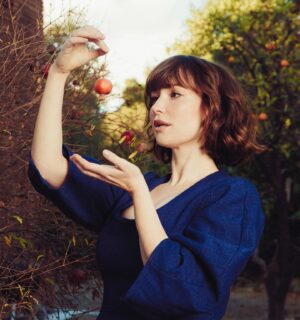 Milana Vayntrub Instagram - Swipe for complex circus tricks 🤡 
📷: genius @selashiloni