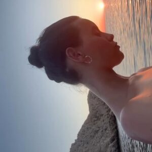 Milena Smit Instagram - Sylvia Plath: «No sé lo que es no tener emociones profundas. Incluso cuando no siento nada, lo siento completamente»