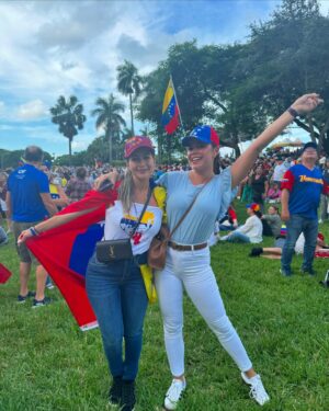 Milena Torres Instagram - VENEZUELA 🇻🇪 Que Grande eres, que fuerte eres 🙌🏻 tengo en ti todas mis Ilusiones 🙏🇻🇪🙌🏻 Renacerás, de eso estoy segura 🙏 Dios con nosotros #hastaelfinal #vamosvenezuela #fé