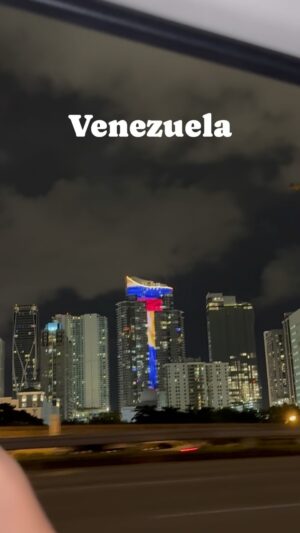 Milena Torres Instagram - Voy manejando y mis hijas gritan: Mama! Miraaaa pusieron la Bandera de Venezuela 🥹🙏 y no dudaron en grabar esta belleza 🇻🇪 Dios Bendiga a Nuestro hermoso país y a su gente maravillosa. En todas partes del mundo están con nosotros, sigamos con esta Fe gigante y el corazón acelerado y lleno de esperanza. Juntos lo vamos a lograr 🙌🏻 🇻🇪 ya pronto vendrán tiempos mejores!!! 🙏 Amen Amen Amen 💛💙❤️ #miami