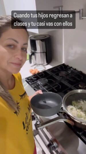 Milena Torres Instagram - Comenzaron las clases y con ellas las levantadas a las 5am a cocinar 🧑‍🍳 que pa’luego es tarde 🤯 Vamossss!!!! Animo, no estamos solas 😅 ya llevo 9 años en esto y debo confesar que en las vacaciones a veces hasta lo extraño 🫤 Mis hijos quieren comer em el colegio es la comida de su mama 🥹😂 asi que pues por ellos toca 💪🫣

PD: Disculpen mis fachas, la hora no ayuda 👀