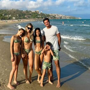Milena Torres Instagram - La familia no necesita ser Perfecta, necesita ser Unida para lograr la Felicidad 🫶 

@calzedonia 👙🩳 #calzedonia #europa
