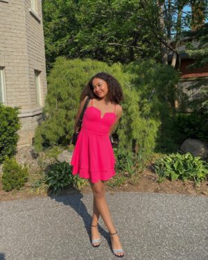 Millie Davis Instagram - cant tell what’s brighter…the sun or my dress??💕