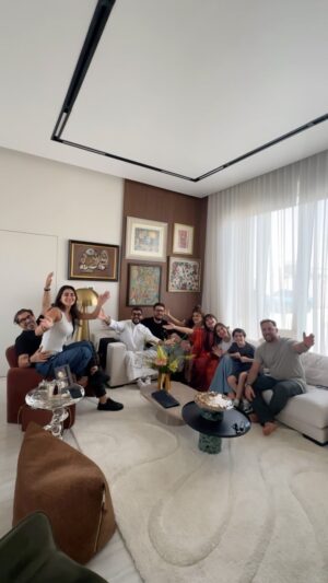 Mina Al Sheikhly Instagram - كل عام و انتو بالف خير و ينعاد عليكم بصحة و سلامة ♥️

شلون العيد وياكم و شلونها لمة الاهل ؟ 

الكاهي و الكيمر و الصمون من - @alrabat_sweets 

#myhappymoments #minasjourney #eidmubarak