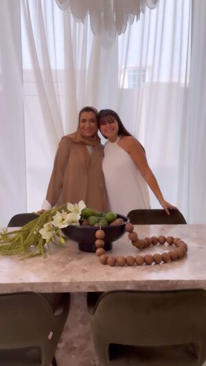 Mina Al Sheikhly Instagram - 🏠 بيت الزوجية 🏠

( الحلقة السادسة ) 

 صالة المعيشة و الطعام ♥️

حبينا بيتنا يكون اله طابع خاص و يشبهنا و بنفس الوقت ينطينا الشعور الجميل بالحنية و الدفو 🥹 

شكراً @manarmalali @bymanaralali 

ساعدتينا بختيارات جميلة و طلع بيتنا شكله و روحه تخبل 🤍

قطع الاثاث الرئيسية منها الكنبة و طاولة الطعام و الكراسي جبناها من 

@chattelsandmore 

متحمسة كلش تشوفون البيت و الغرف كاملة بالحلقات الجاية … ترقبوااا 

حبيتوو النتيجة ؟؟ 

#myhappymoments #minasjourney #decor #homemakeover #chattelsandmore #decorinspo