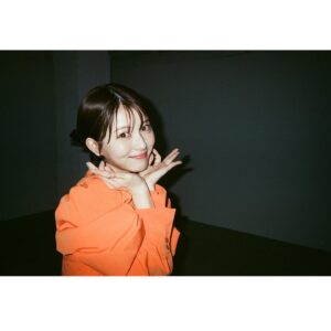 Minami Hamabe Instagram - やっとこさ写ルンですを現像したら、ちょっと前の写真が出てきたので🪼
電池の切れた写ルンですははやめに現像するべしと学びました🪼
この写真たちは今年のカレンダーのオフショット🪼
ちょっと前に言われて気づいたのですが、髪の毛の長さは現状維持をしているつもりだったのに、少し伸びると気になって切ってもらっているうちに段々短くしていってました🪼
最近は少しずつ伸ばしています🪼はやく伸びますように🪼

今年はカレンダーどうなるのか…まだ分かりませんがもう2024年上半期が終盤なんて信じられません🪼最近やっと2024年の目標が決まったり増えたりしているのに🪼やれやれ
今日は焼肉かなあ🪼
暑い日が増えましたがみなさん体調にはお気をつけて🪼
夏をたのしめますように🪼