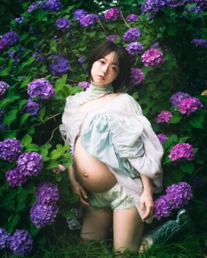 Minami Minegishi Instagram - 最後に、とっても綺麗に咲いてた紫陽花と。
ジメッとしたこの時期に、このぐらいお腹が大きかったんだなぁ...といつでも思い返せるとても好きな写真です。
私事にお付き合いいただきありがとうございました🪻
