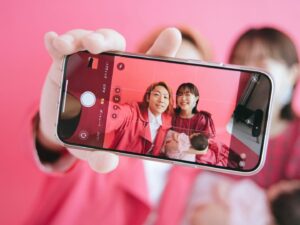 Minami Minegishi Instagram - 日付は変わってしまいましたが、8月12日は私達にとって二度目の結婚記念日。
去年てっちゃんの思いつきで毎年撮ることに決めた家族写真に今年は何よりも大切な存在が仲間入りしました。2人で力を合わせて親としても成長していきつつ、いつまでも仲の良い夫婦でいたいです。

写真は去年に引き続き神部さん（ @kanbepouty ）に撮っていただきました。こちらのリクエスト以上に色々なパターンで素敵な写真を沢山撮ってくれるので最高です！気になる方は #カンベ写真館 でチェック☝️ありがとうございました🩷