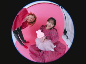 Minami Minegishi Instagram - 日付は変わってしまいましたが、8月12日は私達にとって二度目の結婚記念日。
去年てっちゃんの思いつきで毎年撮ることに決めた家族写真に今年は何よりも大切な存在が仲間入りしました。2人で力を合わせて親としても成長していきつつ、いつまでも仲の良い夫婦でいたいです。

写真は去年に引き続き神部さん（ @kanbepouty ）に撮っていただきました。こちらのリクエスト以上に色々なパターンで素敵な写真を沢山撮ってくれるので最高です！気になる方は #カンベ写真館 でチェック☝️ありがとうございました🩷