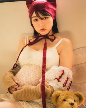 Minami Minegishi Instagram - 今しかない姿を最高のチームで写真に残してもらいました。

📸 @marco149 
💄 @osakana_yuki 
👗 @aya_yagishita 
↑最強可愛い制作チームの皆様👏💖

最初の頃、身体の変化に戸惑って少しだけ気持ちが下がってしまっていた私に「神秘的で可愛い姿残そうよ〜！」と声をかけてくださったMARCOさん。ウェディングフォトに続き、思い出に残る写真をありがとうございます🐈♥️
ヘアメイクもスタイリングも、自分がイメージしていたマタニティフォトとは一味違う世界観での撮影に心が躍りました。別のカットもすごく素敵なのでしばしお付き合いいただけると幸いです。
