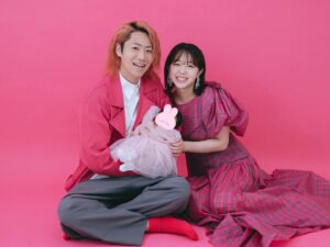 Minami Minegishi Instagram - 日付は変わってしまいましたが、8月12日は私達にとって二度目の結婚記念日。
去年てっちゃんの思いつきで毎年撮ることに決めた家族写真に今年は何よりも大切な存在が仲間入りしました。2人で力を合わせて親としても成長していきつつ、いつまでも仲の良い夫婦でいたいです。

写真は去年に引き続き神部さん（ @kanbepouty ）に撮っていただきました。こちらのリクエスト以上に色々なパターンで素敵な写真を沢山撮ってくれるので最高です！気になる方は #カンベ写真館 でチェック☝️ありがとうございました🩷