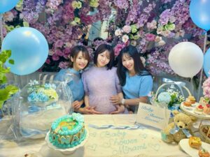 Minami Minegishi Instagram - 今日はAKB48の一期生であり、なかなかスポットの当たらない時代を共にした平嶋なっちゃんと
AKB48選抜三列目常連（笑）あの「ヘビーローテーション」のあんまり誰も知らない振り付けをペアでやっていた河西とも〜みちゃんがベビーシャワーをしてくれました！
10代の頃からよく知っている2人に出産を応援してもらって、とても気持ちが落ち着いたし前向きになれました。先輩母であるとも〜みちゃんが「1人で育てようとしちゃダメだよっ」「深夜でもなんでも連絡してね」と沢山声をかけてくれて、母としての大きさみたいなものに感銘を受けました。みんなそれぞれを生きてるな〜。
この期間、なかなか会えていなかった元メンバー達に沢山会うことができて励まされ、環境が変わってもきっとずっとこうして一緒にいることのできる友達ができた現役時代は相当な財産なんだなと改めて実感しました。みんな大好き！ありがとう！
