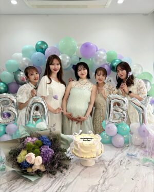 Minami Minegishi Instagram - 今日はMama&Sonのメンバー達とスタッフの皆さんがベビーシャワーをしてくれました👶🎈
たかみなが中心となって風船やケーキを準備してくれて、とっても可愛い空間とみんなの温かい気持ちにじーんとなりました。。本当に本当に嬉しかったです。。出産の日が近いんだな...と実感が湧いてきたっ🔥みんな本当にありがとう💚頑張ります💜