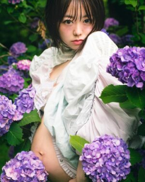 Minami Minegishi Instagram - 最後に、とっても綺麗に咲いてた紫陽花と。
ジメッとしたこの時期に、このぐらいお腹が大きかったんだなぁ...といつでも思い返せるとても好きな写真です。
私事にお付き合いいただきありがとうございました🪻