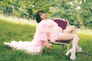 Minami Minegishi Instagram - 👶🏻が女の子ということで将来見せた時に「ママ可愛いね♡」と言ってもらえることを妄想して...🫢とびっきり女の子モードの写真も🎀🩷🎀🩷