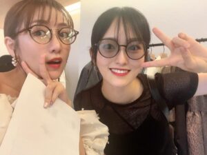 Minami Takahashi Instagram - @the_toe_official  の展示会にお邪魔したら
さや姉に遭遇ー！！

ビックリしてお互い「あ！！」てなったw
元気そうで何より🥺✨✨

久しぶりに会えて嬉しかったなーーー！
（最近写真撮ると全部モヤがかかる、、そろそろ携帯替え時かな🫥