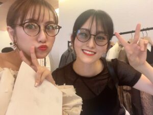 Minami Takahashi Instagram - @the_toe_official  の展示会にお邪魔したら
さや姉に遭遇ー！！

ビックリしてお互い「あ！！」てなったw
元気そうで何より🥺✨✨

久しぶりに会えて嬉しかったなーーー！
（最近写真撮ると全部モヤがかかる、、そろそろ携帯替え時かな🫥