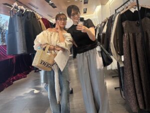 Minami Takahashi Instagram - @the_toe_official  の展示会にお邪魔したら
さや姉に遭遇ー！！

ビックリしてお互い「あ！！」てなったw
元気そうで何より🥺✨✨

久しぶりに会えて嬉しかったなーーー！
（最近写真撮ると全部モヤがかかる、、そろそろ携帯替え時かな🫥