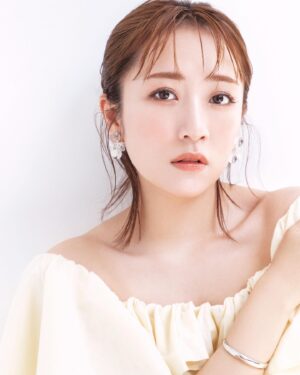 Minami Takahashi Instagram - 美的9月号
皆さんチェックしてくださいましたか？☺️✨
敦子と美容トーク楽しすぎた！
本誌の中では美容ルーティーンや、愛用アイテムなども紹介しています🤗

美的.comではアザーカットが公開されていたり、YouTubeでは対談動画も✨

AKB48時代から試行錯誤を繰り返し私達も30代に🥺
美容は本当に奥が深い！
感想もぜひ教えてねー✨

#美的
#美的9月号
#あつみな