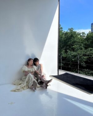 Minami Takahashi Instagram - 美的9月号
皆さんチェックしてくださいましたか？☺️✨
敦子と美容トーク楽しすぎた！
本誌の中では美容ルーティーンや、愛用アイテムなども紹介しています🤗

美的.comではアザーカットが公開されていたり、YouTubeでは対談動画も✨

AKB48時代から試行錯誤を繰り返し私達も30代に🥺
美容は本当に奥が深い！
感想もぜひ教えてねー✨

#美的
#美的9月号
#あつみな