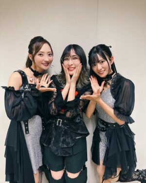 MindaRyn Instagram - 🇩🇪でASCAさん、halcaさん、ClariSさん、伊東歌詞太郎さんと会えて、写真も一緒に撮ったよー！

みんなの曲はデビューする前からもずっと聞いてて、全員憧れの方たちでした！イベント一緒に出演できて本当に嬉しい🥹

ASCAさんは #アニサマ DAY1にも一緒に出ますのでまた会えるのを楽しみにしてます✨

—————————

I got to meet ASCA, halca, ClariS, and Kashitaro Ito in Germany! and we even took a picture together!

I’ve been listening to their music since before I debuted, and they’ve all been people I’ve looked up to for so long! It made me so happy to be part of the same event with them 🥹

ASCA and I will be performing together again on #anisama DAY 1, so I’m really looking forward to seeing her again! ✨

—————————

ไปเยอรมันรอบนี้ได้แชร์สเตจเดียวกับ ASCA, halca, ClariS แล้วก็ คุณคาชิทาโร่ อิโตะ ด้วยค่าาา
ฉันคือติ่งที่ชีวิตคอมพลีทไปแล้ววว😭😭

ทุกๆ ท่านคือคนที่มายด์ตามและฟังเพลงมาตั้งแต่สมัยยังไม่เดบิวต์ แอบคัฟเวอร์เพลงไปด้วยหลายเพลงเลย วันนี้ได้มาร่วมอีเว้นเดียวกัน รู้สึกเป็นเกียรติมากค🥹

กับคุณ ASCA จะได้ขึ้นเวที #anisama ในวันเดียวกันด้วย ตั้งตารอที่จะได้เจอกันอีกมากๆ เลยค่ะ! เจอกัน DAY1 ได้เลย!✨

—————————