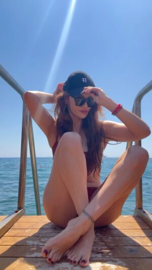 Mine Tugay Instagram - Summer♥️🥂
Her sene olduğu gibi @assosidacosta ‘da 🥂♥️ #happykidmine #sun #peace #assos #reklam #sea 🧿