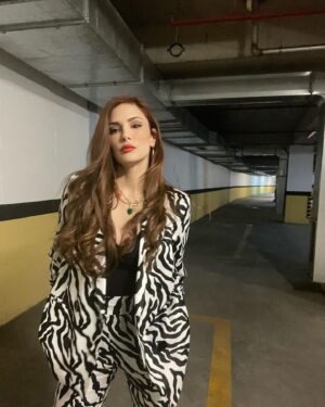 Mine Tugay Instagram - Hangi fotoğraf? ☺️🖤@hipandhappen  @bo_berrinozkan #reklam #gift