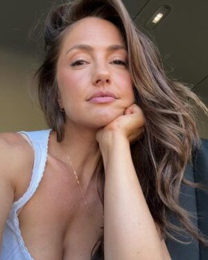 Minka Kelly Instagram - Less than a week left of shooting to go. Wild we’ve been here doing this for 6 mos. I can easily say this is the best job I’ve ever had. I’ve made friends for life. Everyone here is the best of the best and I will miss them all when we wrap. We all gave it our very best to make something so beautiful and special for you. I can’t wait to be able to show you more.
I love you, Ransom Canyon ♥️🤠♥️