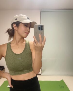 Minori Inudo Instagram - サブスク更新✅動画はサブスクで🫧

最近よく肌綺麗ですね、何してるんですか？って
めちゃくちゃ聞かれる🥹嬉しい🥹
って1人でテンション上がってたんだけど
さっき色んな人見てて
うわ、何テンション上がってたんだろう、ってなって
綺麗になりたいって思って急にスイッチが入った話。
お肌とかじゃなくてなんていうんだろう、姿勢、、、というか見た目は見た目なんだけどスタイルと姿勢みたいな☺️
がんばろ〜て思えた日でした💛

実際昔は本当に化粧水すら塗ってなかったけど、笑
化粧水塗ったら体重増えると思って塗りたくなかった🤣
やばすぎ、笑
今は何キロでもいいけど見た目だけ大切にしてる🙂