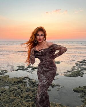 Minty Fresh Instagram - 🌅 

Photo @jerichopittalis 
Dress @goddess.aathena 
Hair @salvadorshine