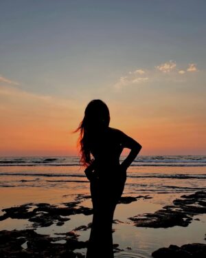 Minty Fresh Instagram - 🌅 

Photo @jerichopittalis 
Dress @goddess.aathena 
Hair @salvadorshine