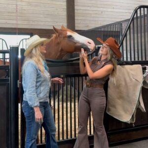 Miranda Lambert Instagram - So freakin’ cool to get to work with my sister from another mister for my very first collab off of my own project 🫶🏻 “Good Horses” is out now.